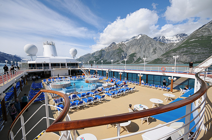 Vistas del increible paisaje de Alaska desde la Piscina del Pacific Princess CRUCEROS ALASKA PACIFIC PRINCESS CRUCEROS DE LUJO ALASKA CRUCEROS BARCO PEQUEÑO ALASKA CRUCEROS PACIFICO ALASKA CRUISES PACIFIC PRINCESS